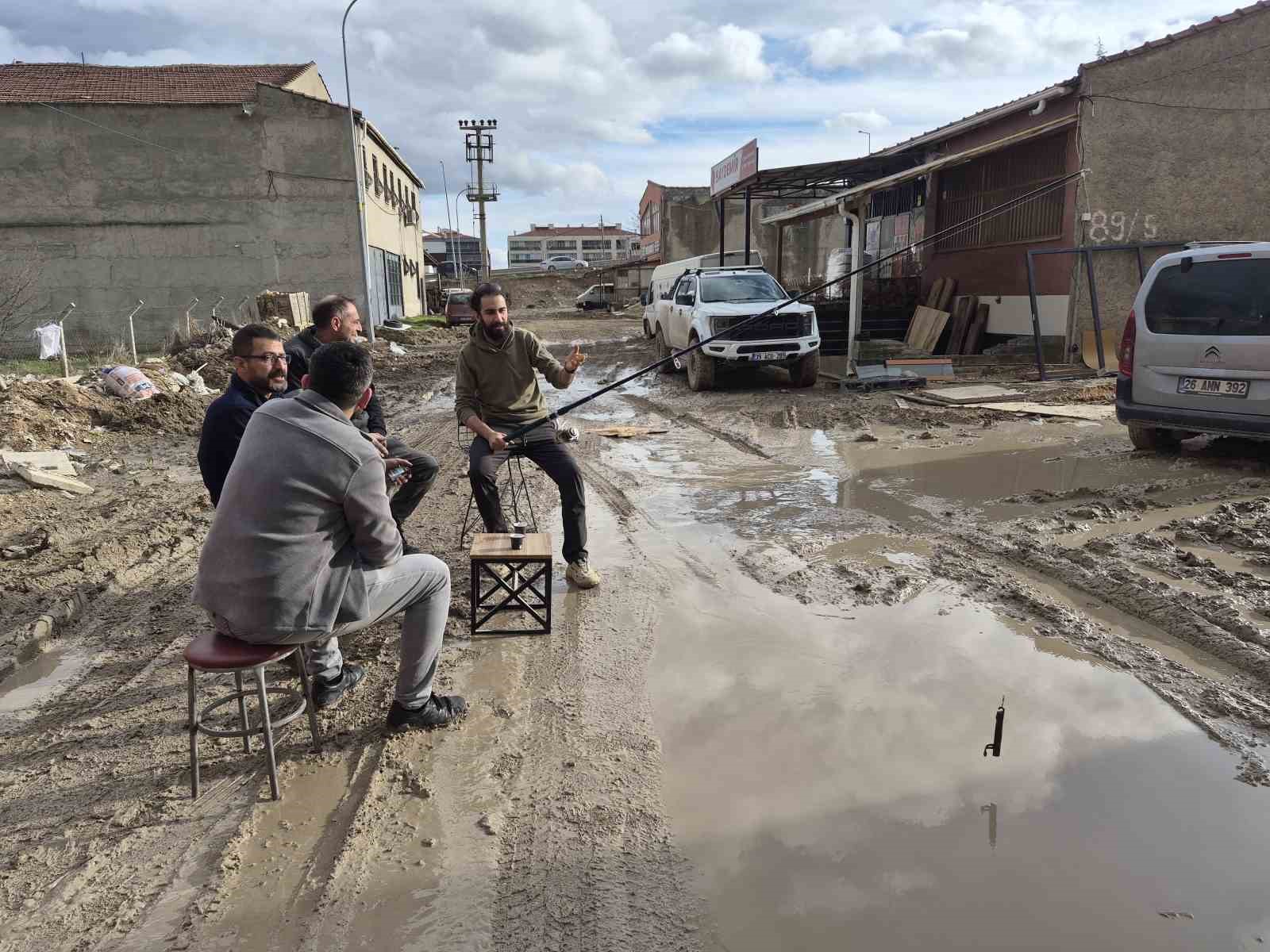 İzahı olmayan şeyin mizahı oldu, sürekli göle dönen sokakta balık tutmaya başladılar
