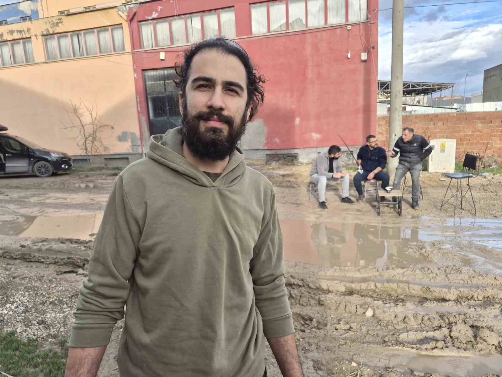 İzahı olmayan şeyin mizahı oldu, sürekli göle dönen sokakta balık tutmaya başladılar
