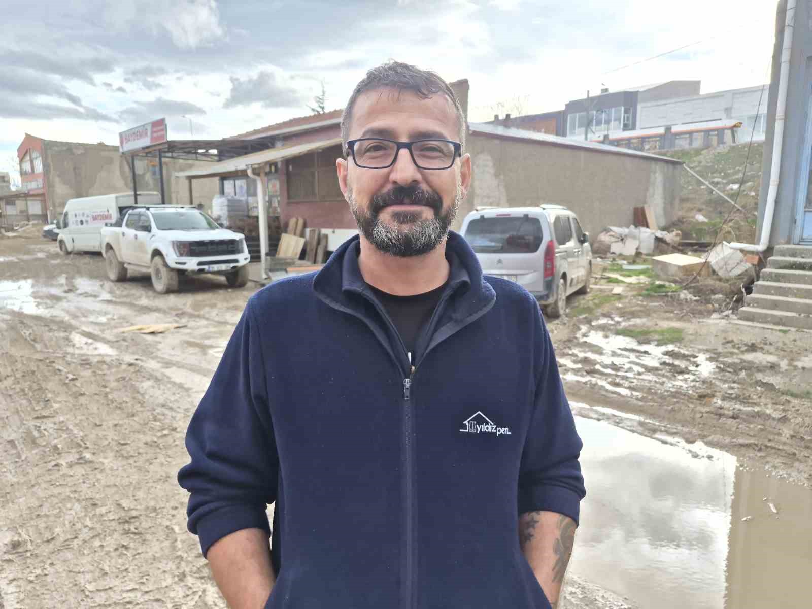 İzahı olmayan şeyin mizahı oldu, sürekli göle dönen sokakta balık tutmaya başladılar
