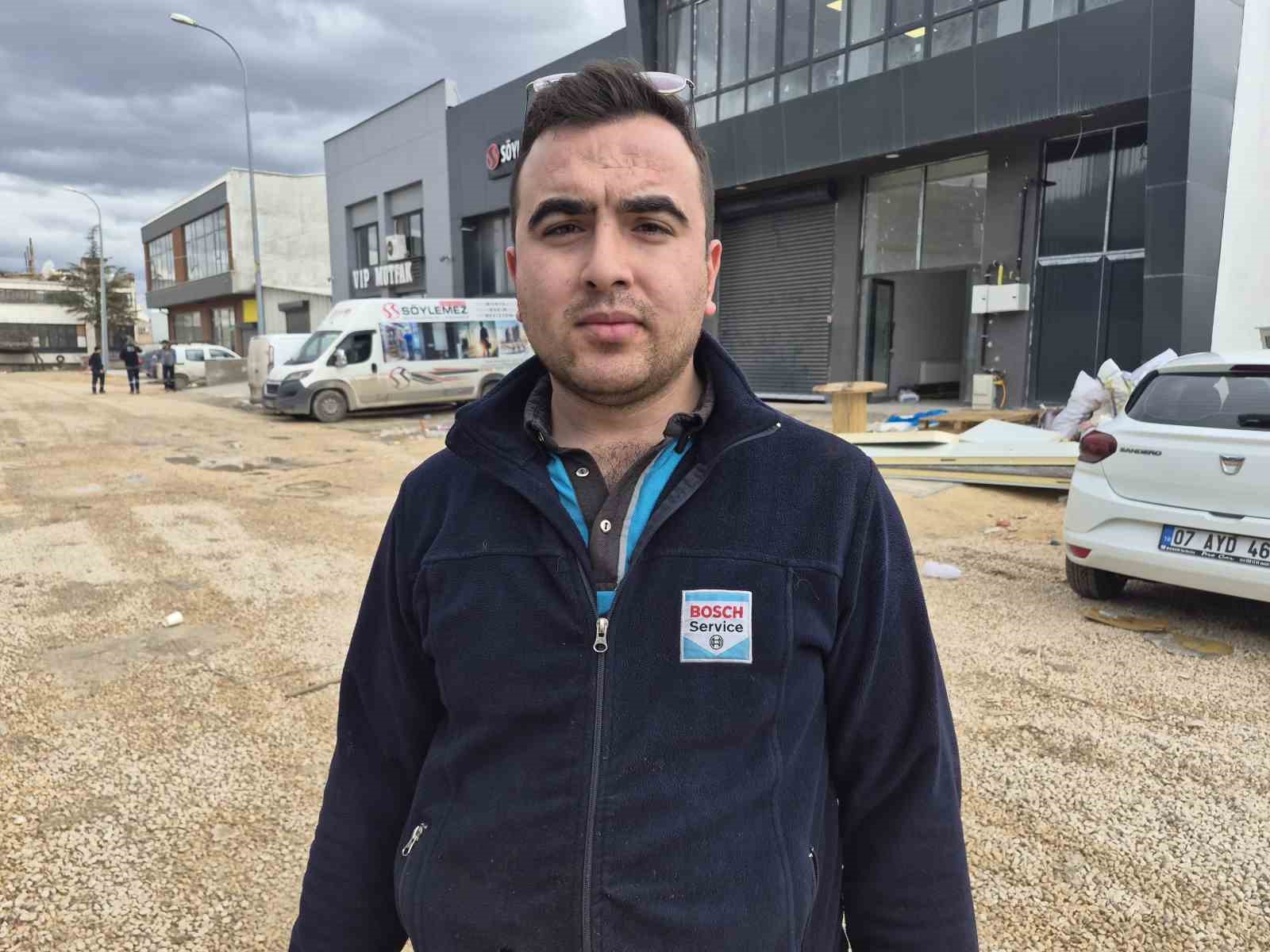 İzahı olmayan şeyin mizahı oldu, sürekli göle dönen sokakta balık tutmaya başladılar
