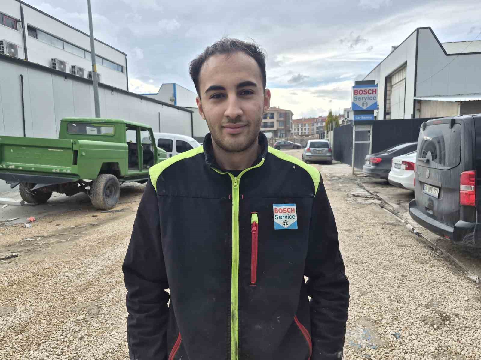 İzahı olmayan şeyin mizahı oldu, sürekli göle dönen sokakta balık tutmaya başladılar
