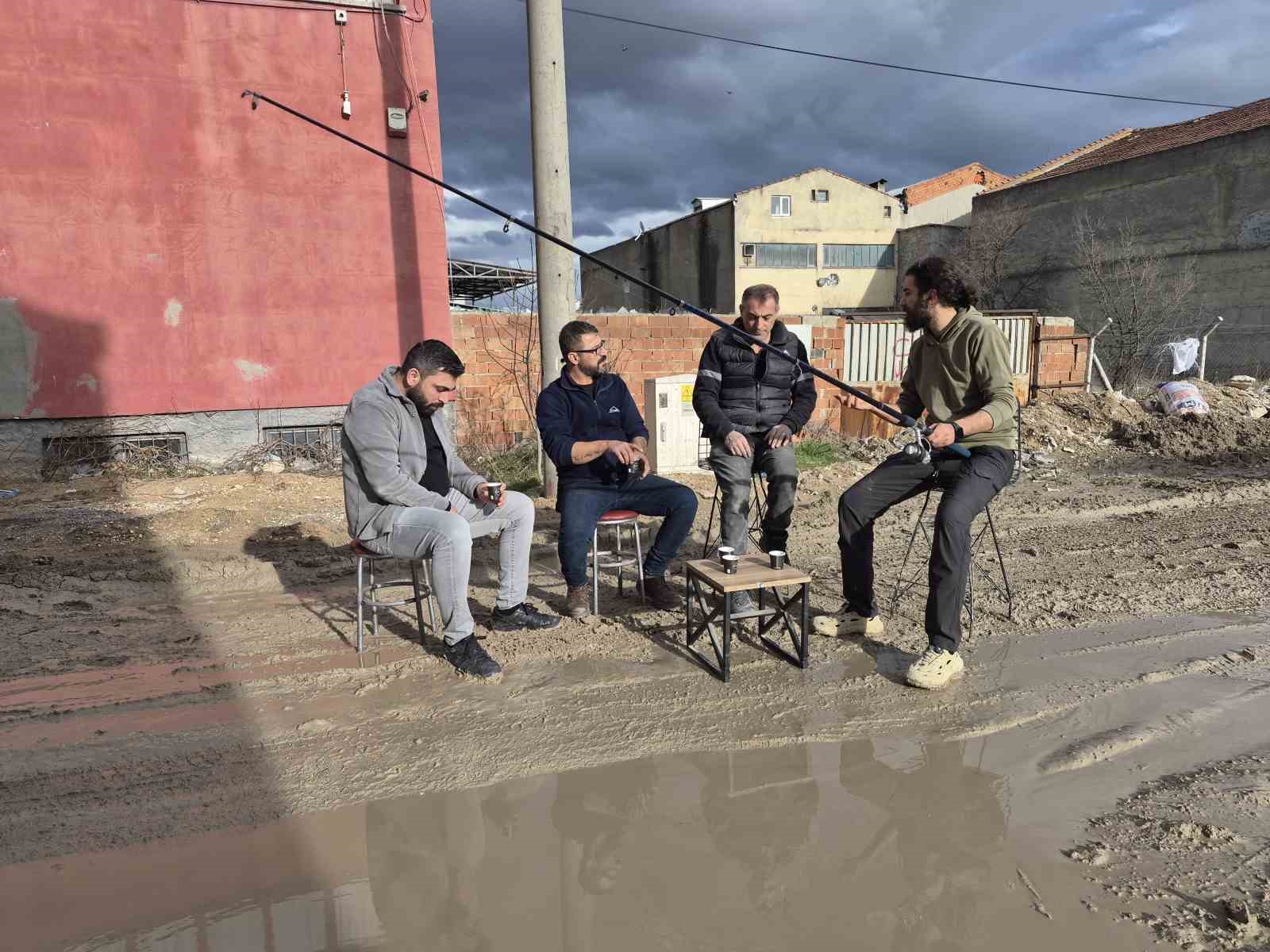 İzahı olmayan şeyin mizahı oldu, sürekli göle dönen sokakta balık tutmaya başladılar
