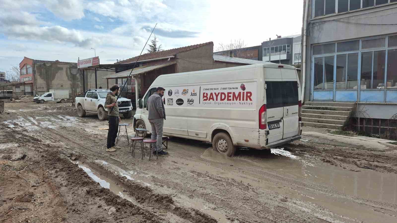 İzahı olmayan şeyin mizahı oldu, sürekli göle dönen sokakta balık tutmaya başladılar
