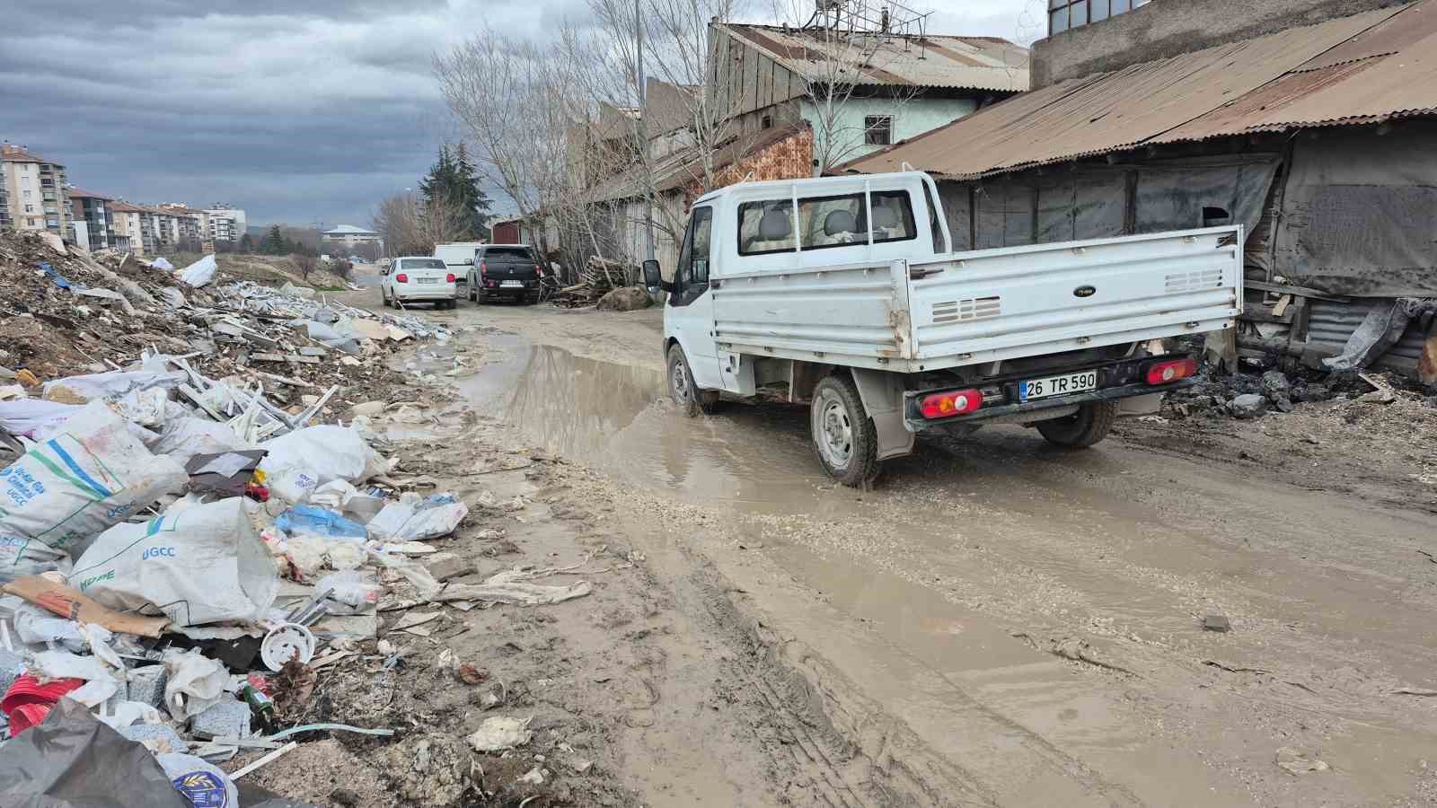 İzahı olmayan şeyin mizahı oldu, sürekli göle dönen sokakta balık tutmaya başladılar
