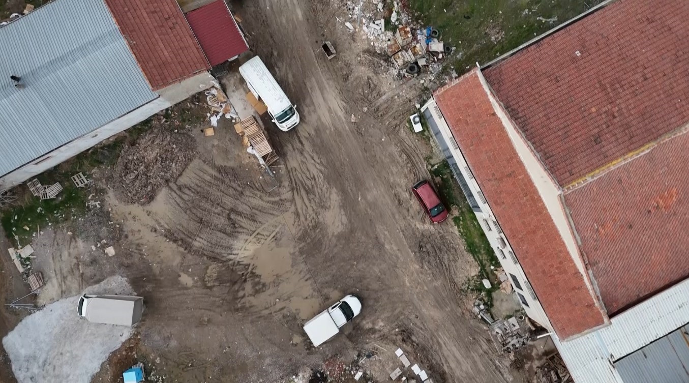 İzahı olmayan şeyin mizahı oldu, sürekli göle dönen sokakta balık tutmaya başladılar
