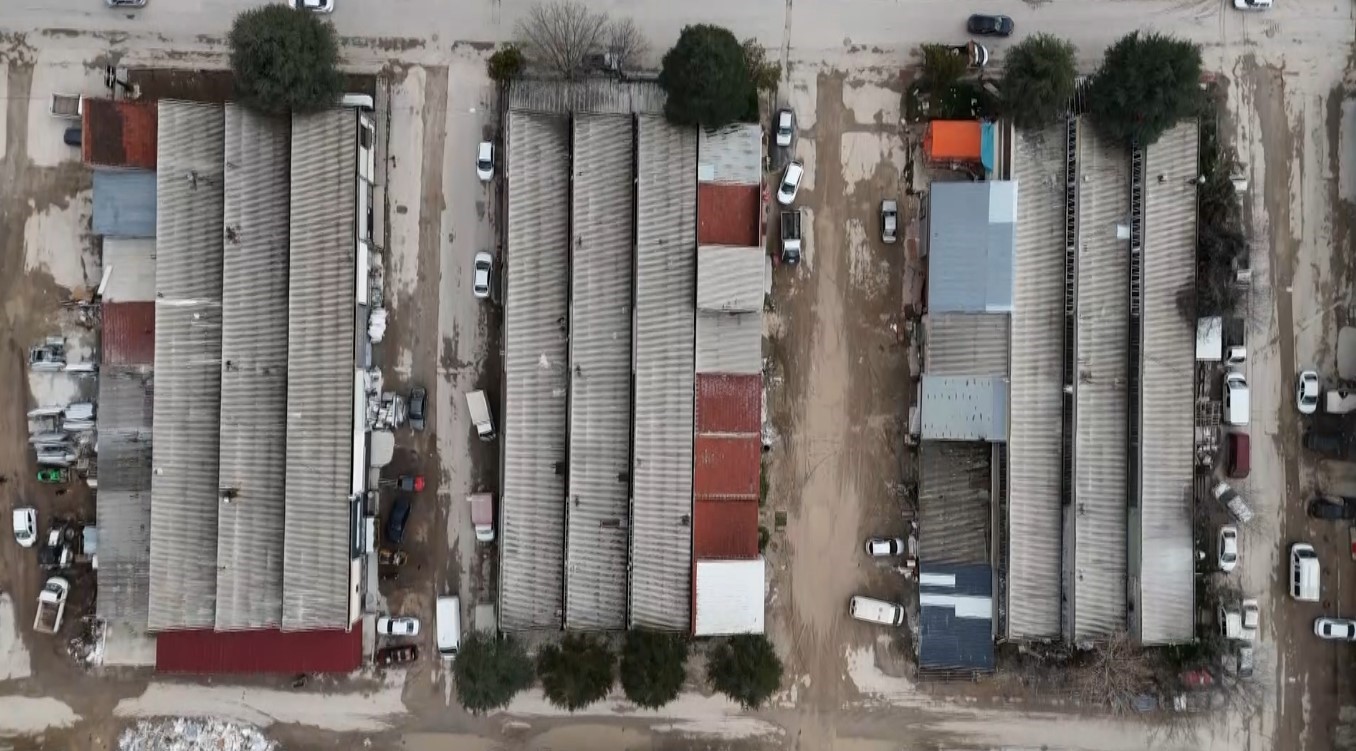 İzahı olmayan şeyin mizahı oldu, sürekli göle dönen sokakta balık tutmaya başladılar
