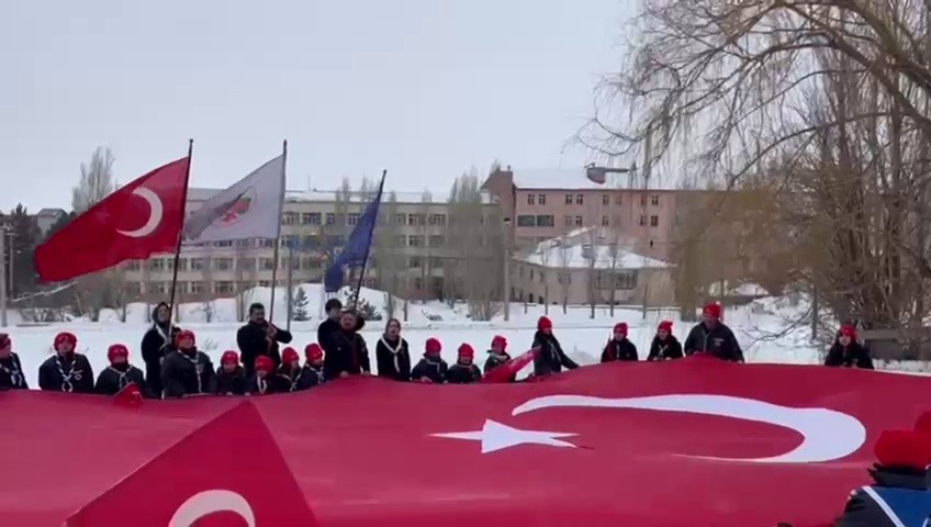İzcilerden bayrak yürüyüşü
