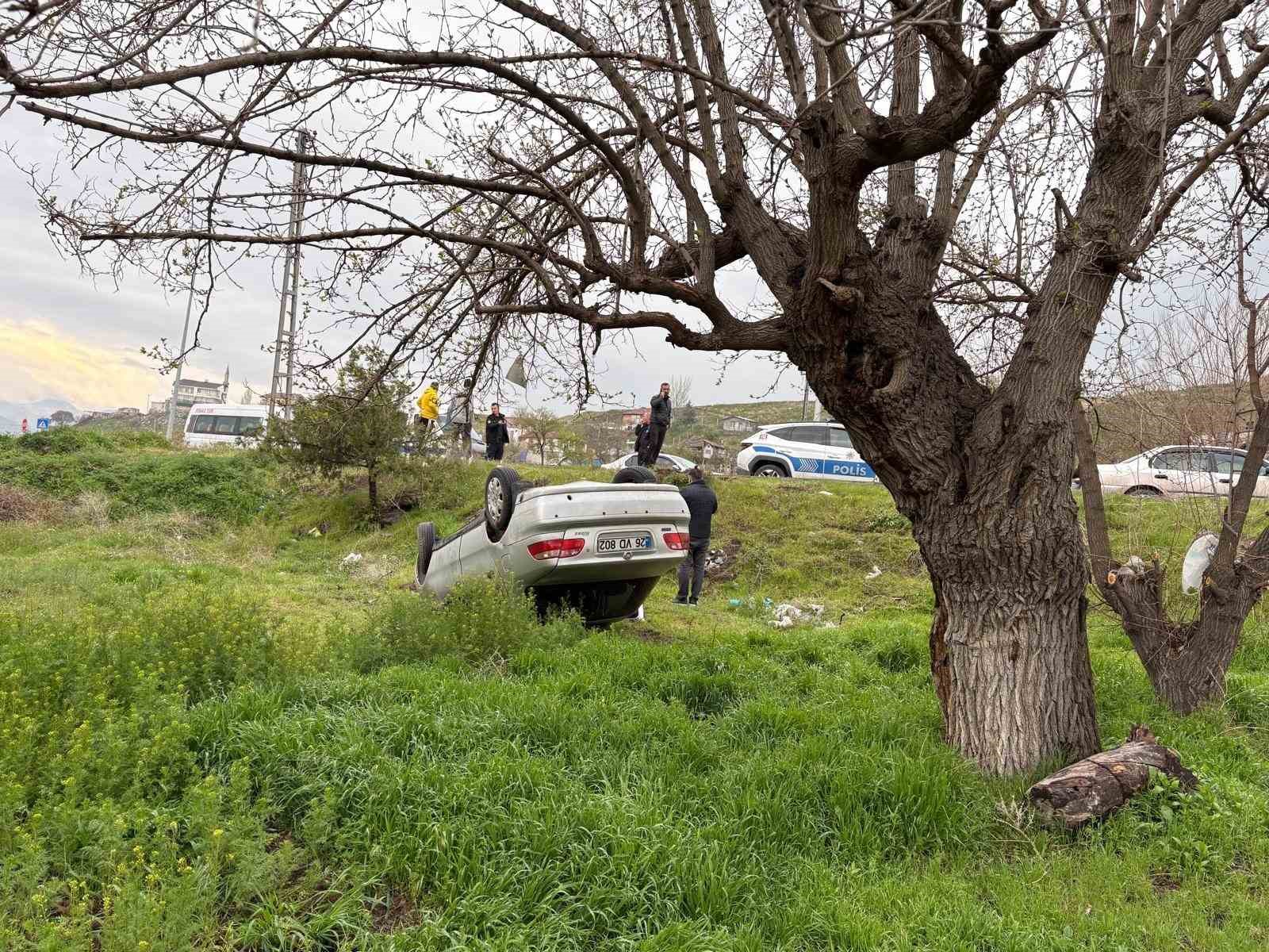 İzinsiz aldığı otomobille kaza yaptılar: 2 yaralı
