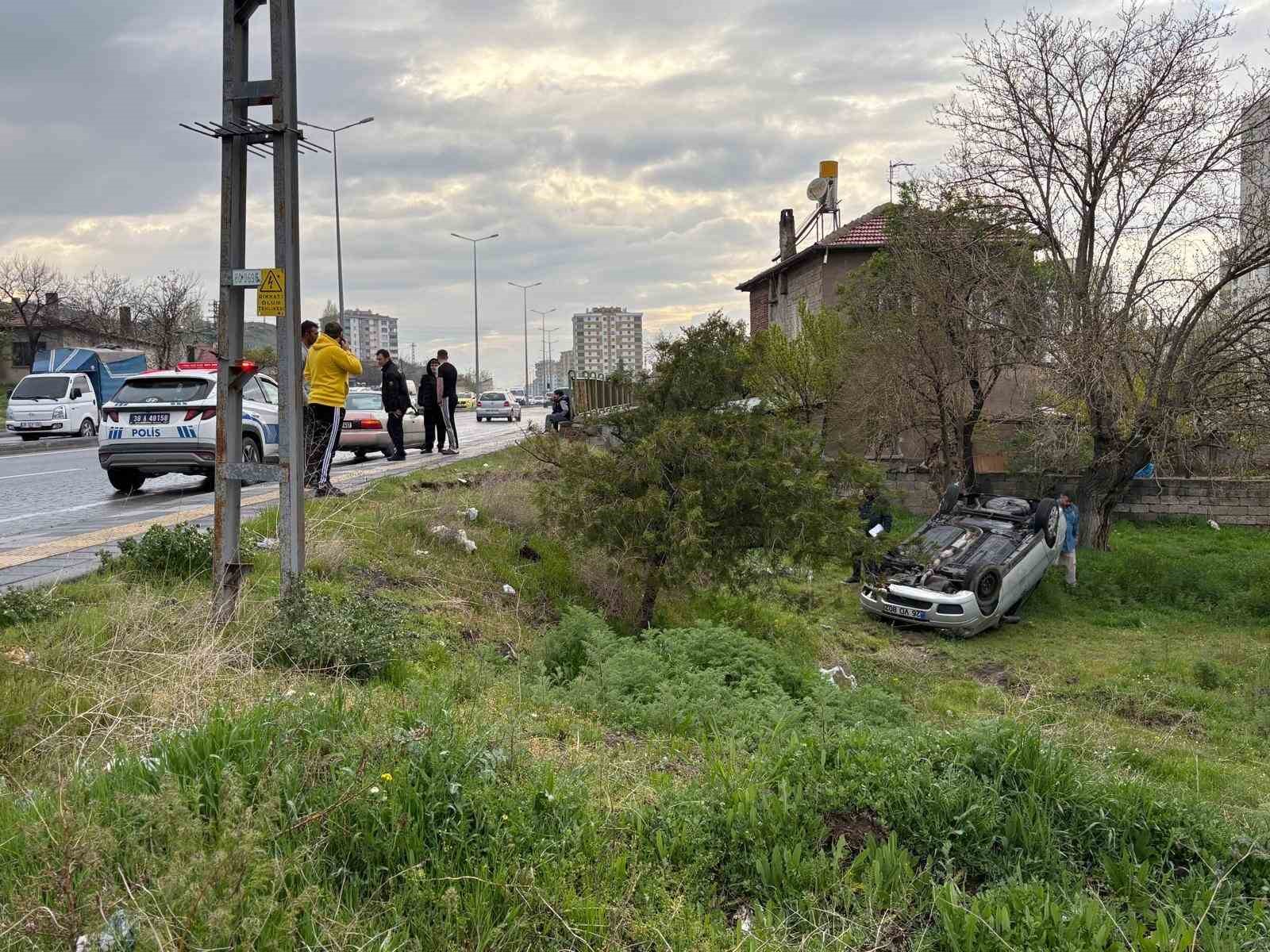 İzinsiz aldığı otomobille kaza yaptılar: 2 yaralı
