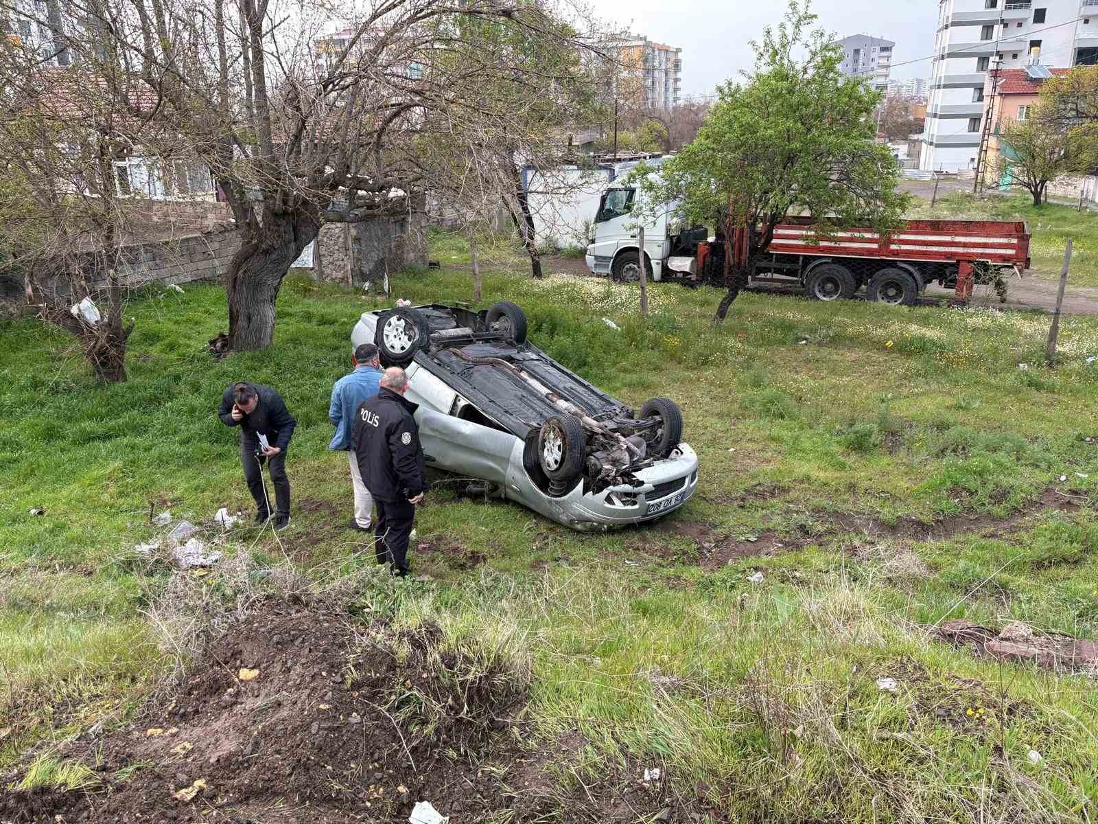 İzinsiz aldığı otomobille kaza yaptılar: 2 yaralı
