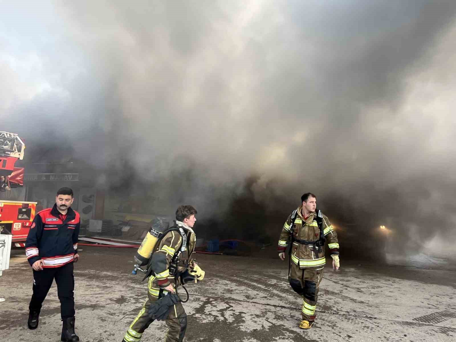 İzmir 6. Sanayi’de yedek parça dükkanında yangın
