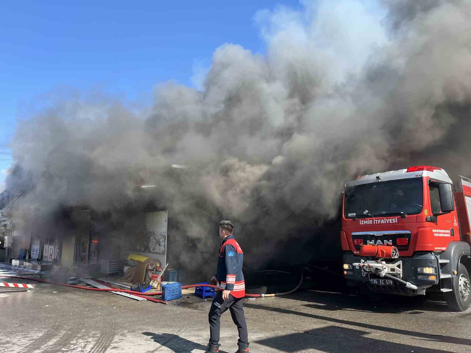 İzmir 6. Sanayi’de yedek parça dükkanında yangın
