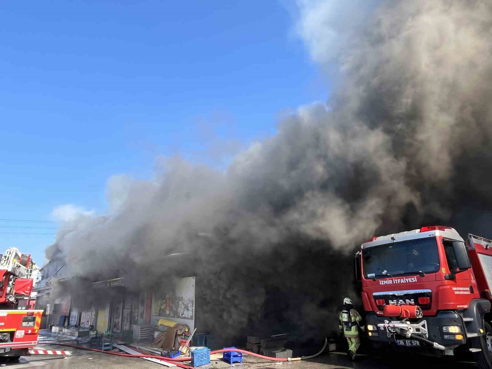 İzmir 6. Sanayi’de yedek parça dükkanında yangın
