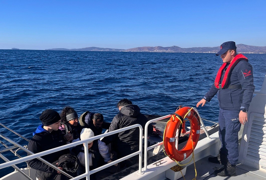 İzmir açıklarında 28 düzensiz göçmen yakalandı, 39 göçmen kurtarıldı
