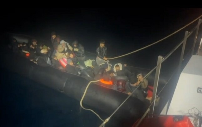 İzmir açıklarında 37 düzensiz göçmen yakalandı, 42 göçmen kurtarıldı
