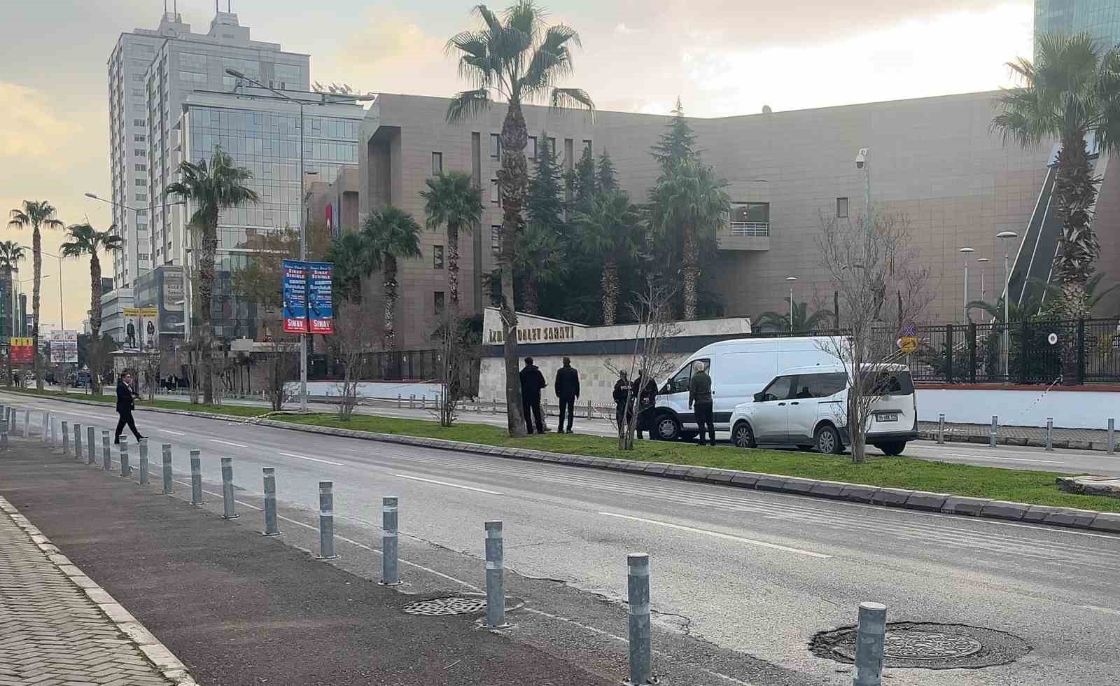 İzmir Adliyesi önünde şüpheli paket paniği
