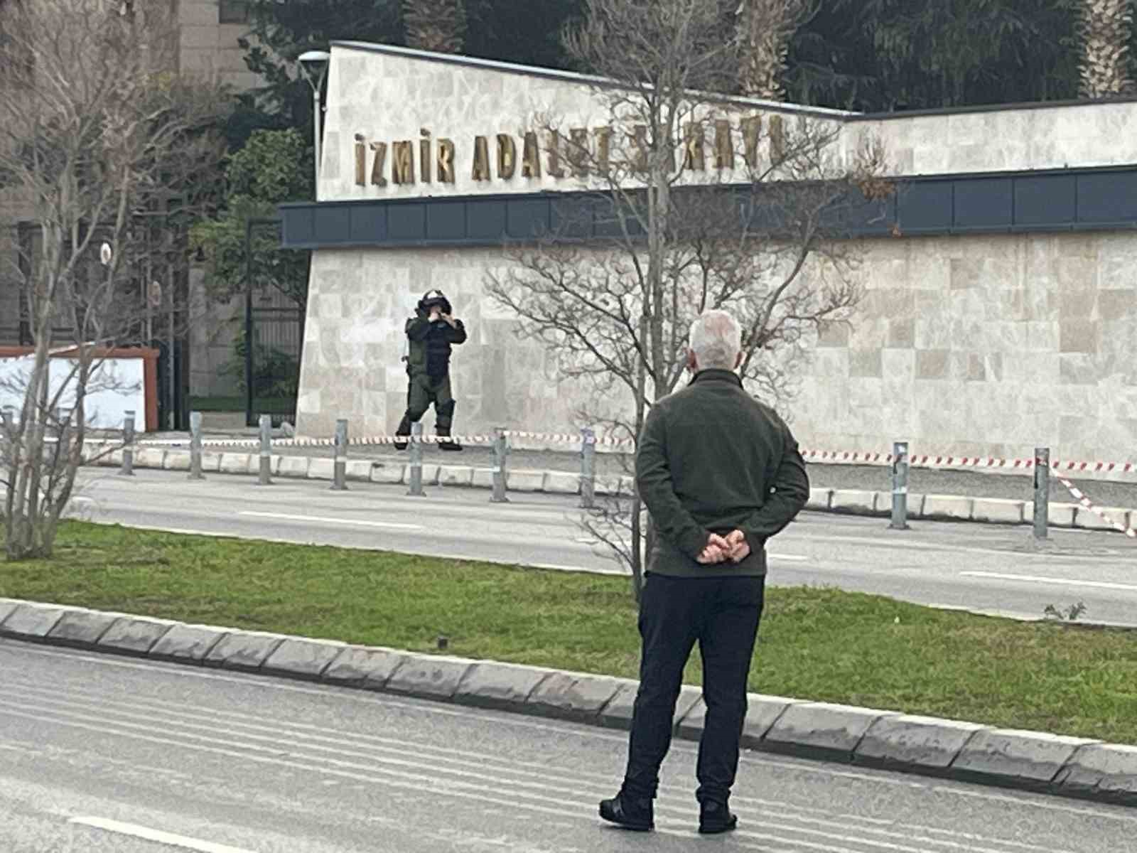 İzmir Adliyesi önünde şüpheli paket paniği
