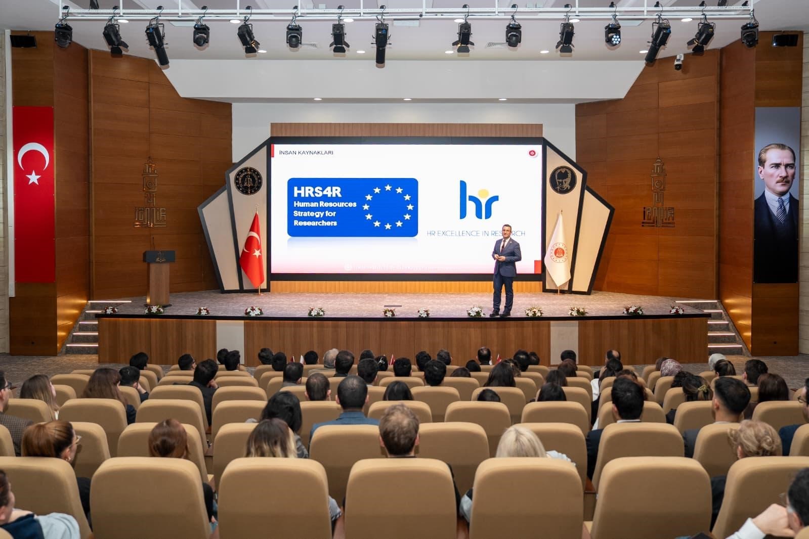 İzmir Adliyesinde ’Bir Liderin İnşası’ konferansı düzenlendi
