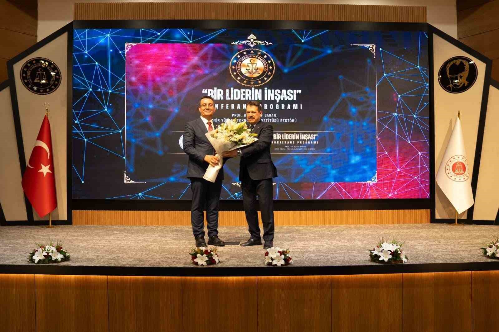 İzmir Adliyesinde ’Bir Liderin İnşası’ konferansı düzenlendi
