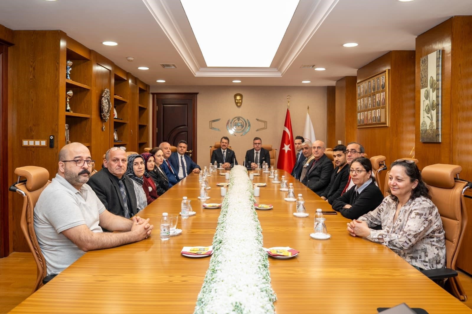 İzmir Adliyesi’nde şehit yakınları unutulmadı
