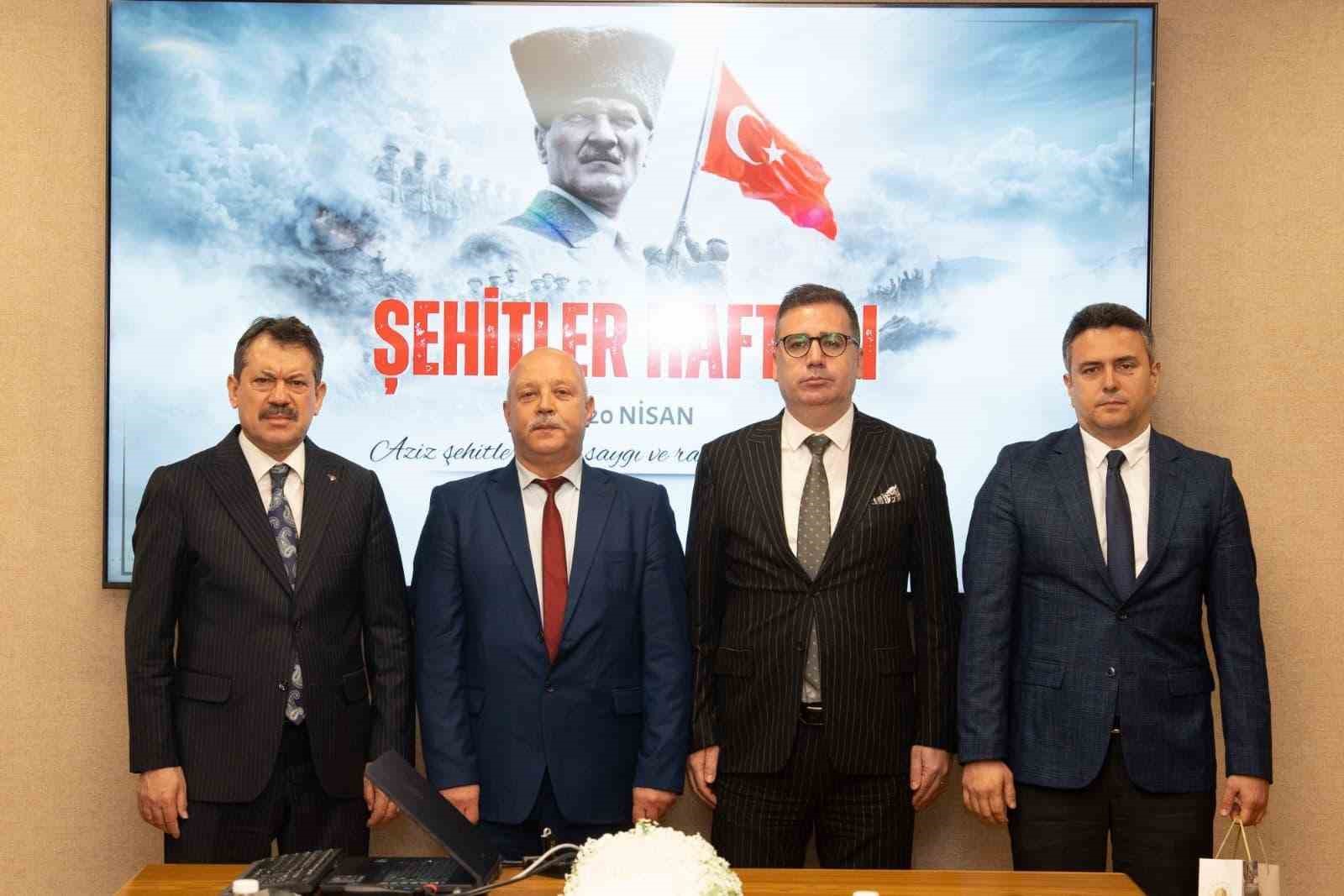 İzmir Adliyesi’nde şehit yakınları unutulmadı
