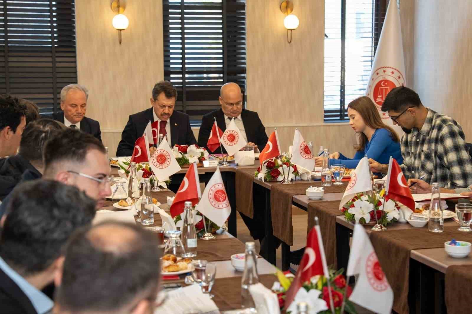 İzmir Adliyesinin 2025 bilançosu açıklandı: Karar sayısında büyük artış
İzmir Adliyesinin 2025 bilançosu açıklandı: Karar sayısında büyük artış