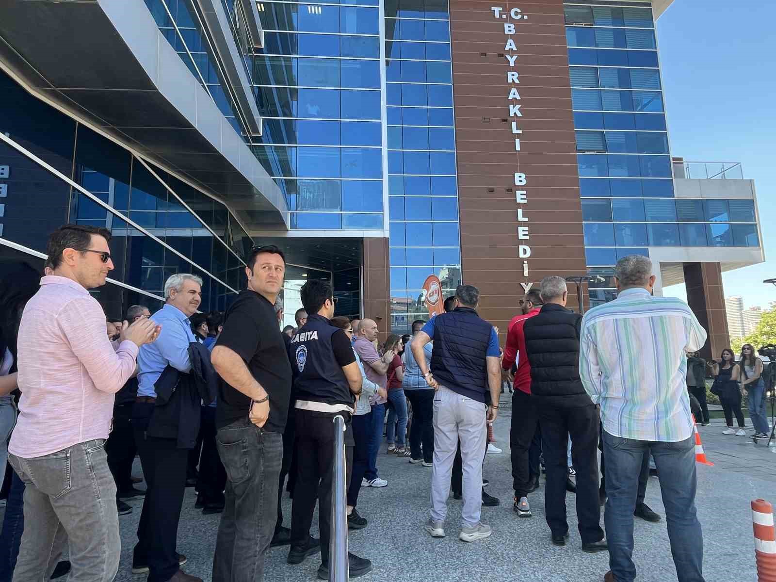 İzmir belediyelerinde maaş krizi: 3 ilçede memurlar iş bırakma eyleminde
