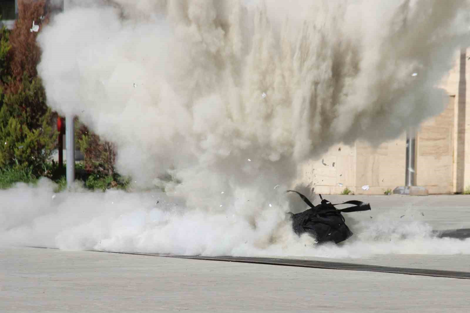 İzmir Bölge Adliye Mahkemesi’nde bomba ve tahliye tatbikatı
İzmir Bölge Adliye Mahkemesi’nde bomba ve tahliye tatbikatı