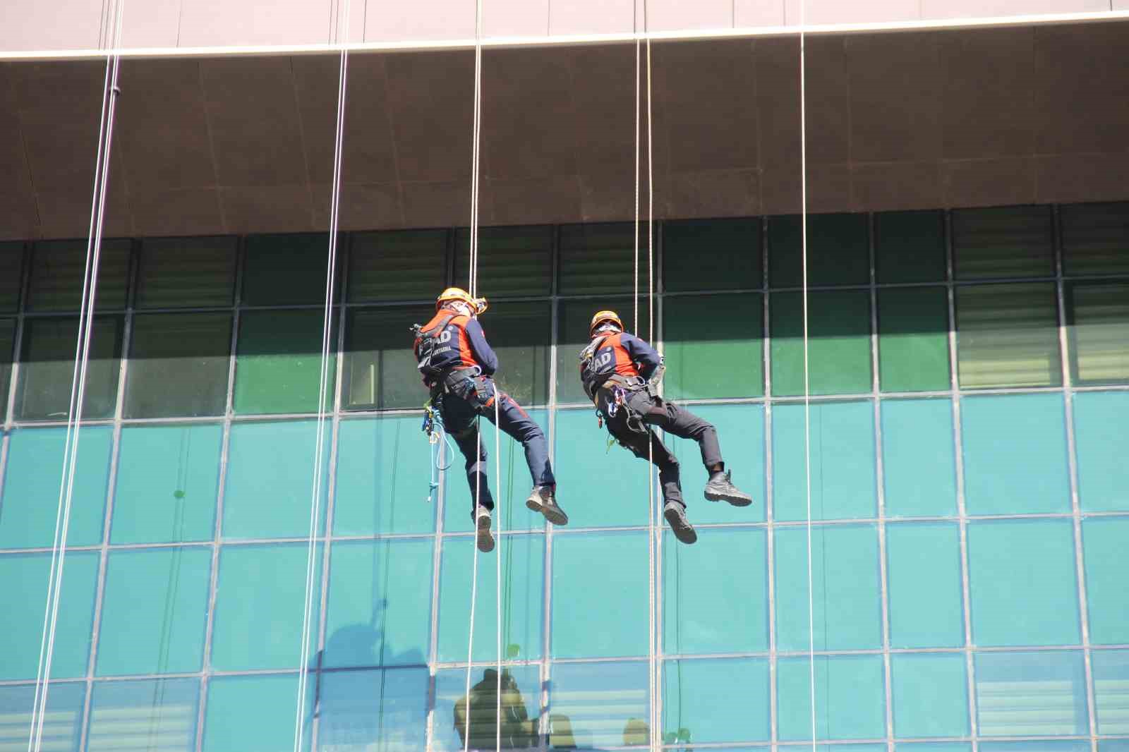 İzmir Bölge Adliye Mahkemesi’nde bomba ve tahliye tatbikatı
İzmir Bölge Adliye Mahkemesi’nde bomba ve tahliye tatbikatı