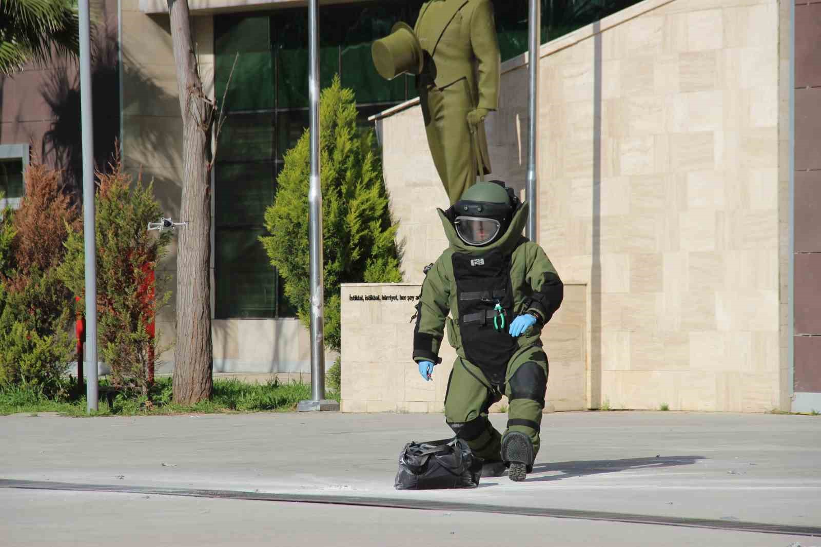 İzmir Bölge Adliye Mahkemesi’nde bomba ve tahliye tatbikatı
İzmir Bölge Adliye Mahkemesi’nde bomba ve tahliye tatbikatı