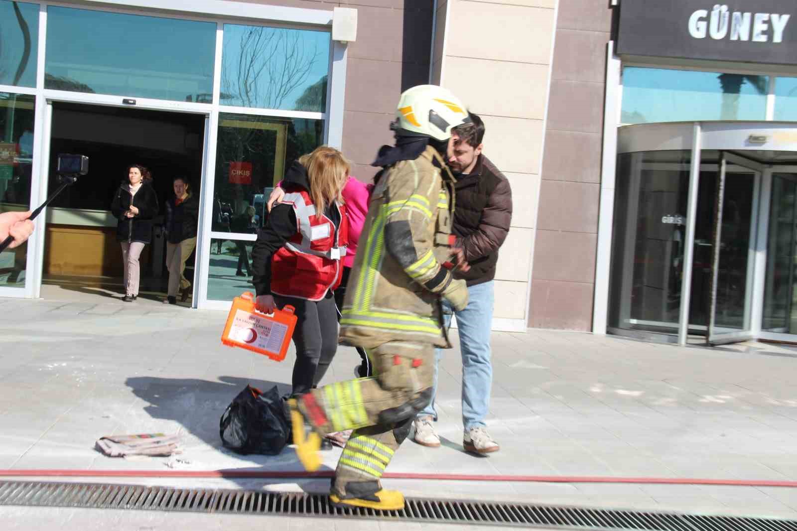 İzmir Bölge Adliye Mahkemesi’nde bomba ve tahliye tatbikatı
İzmir Bölge Adliye Mahkemesi’nde bomba ve tahliye tatbikatı