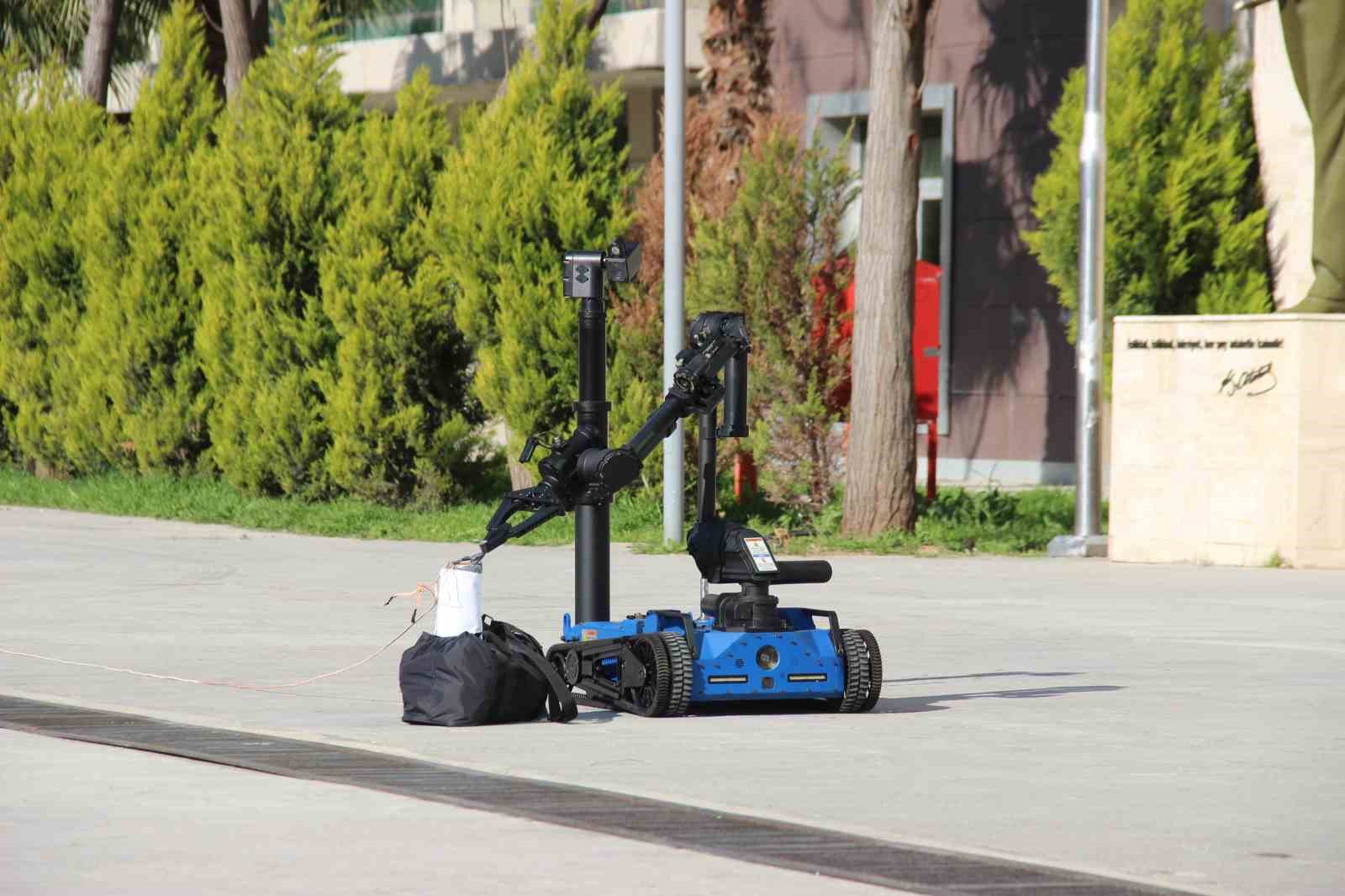 İzmir Bölge Adliye Mahkemesi’nde bomba ve tahliye tatbikatı
İzmir Bölge Adliye Mahkemesi’nde bomba ve tahliye tatbikatı