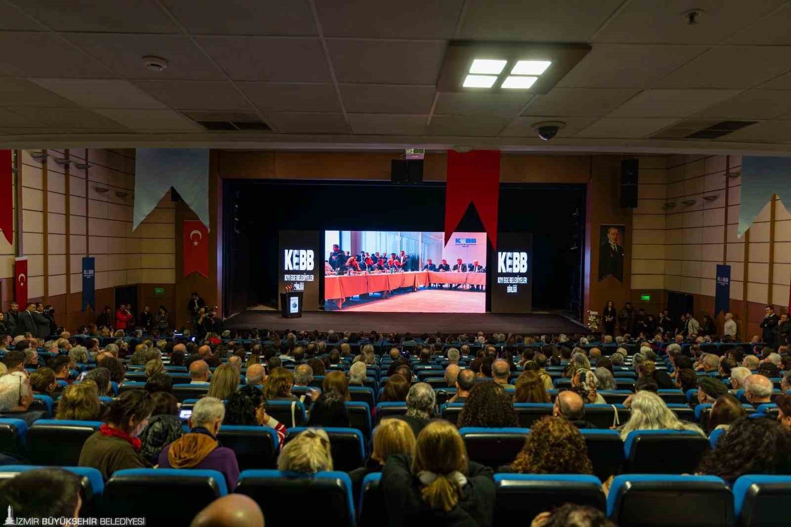 İzmir Büyükşehir Belediye Başkanı Tugay: "Birden fazla yangın uçağı kiralamaya hazırız"
