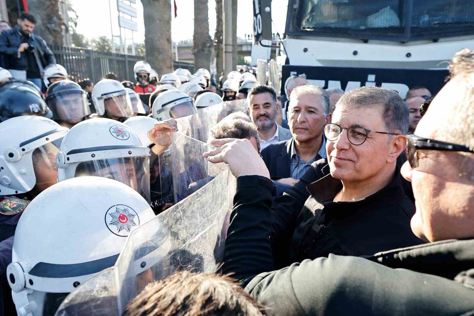 İzmir Büyükşehir Belediye Başkanı Tugay, Meslek Fabrikası binasının tahliyesine tepki gösterdi

