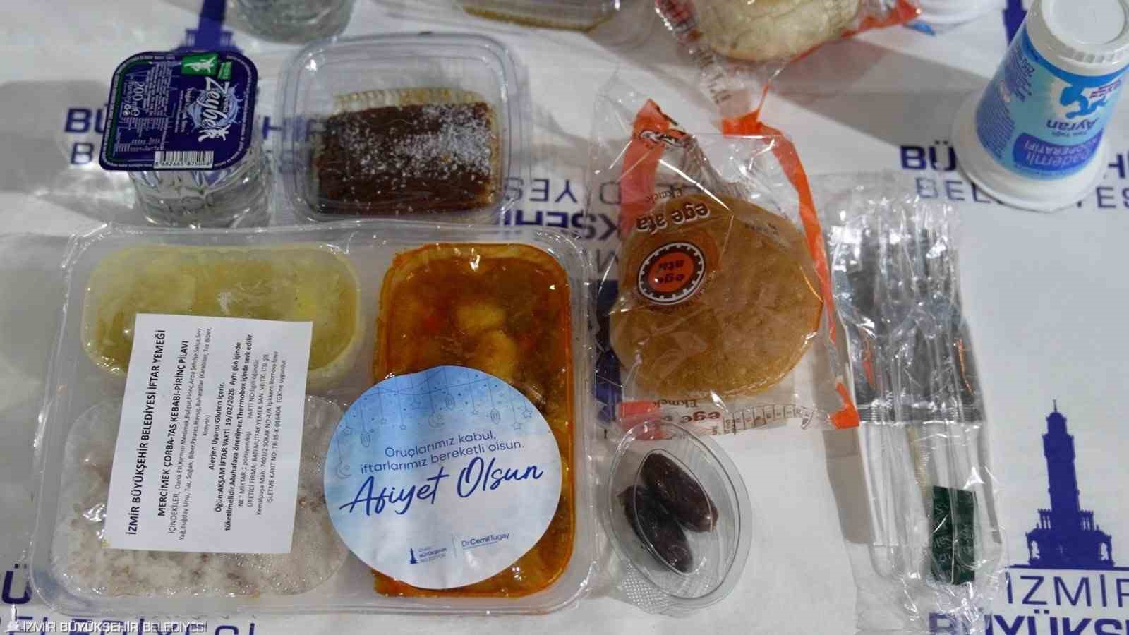 İzmir Büyükşehir Belediyesi ilk iftar sofrasını Gaziemir’de kurdu
