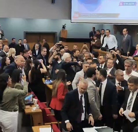 İzmir Büyükşehir Belediyesi Meclis Toplantısında arbede
