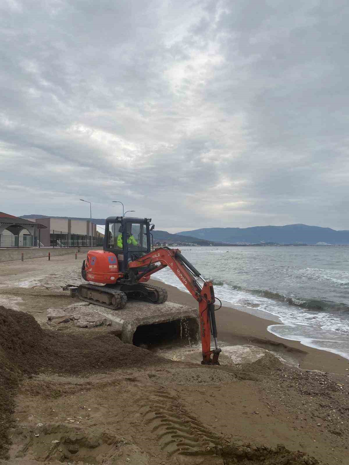 İzmir Büyükşehir ekipleri sağanak nedeniyle seferber oldu
