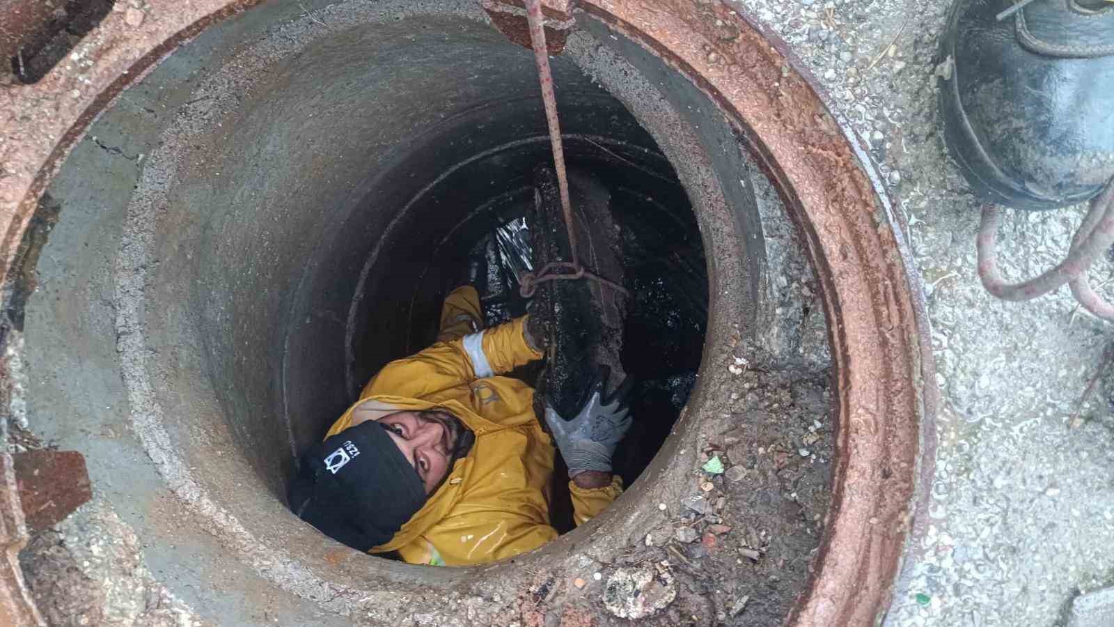 İzmir Büyükşehir ekipleri sağanak nedeniyle seferber oldu
