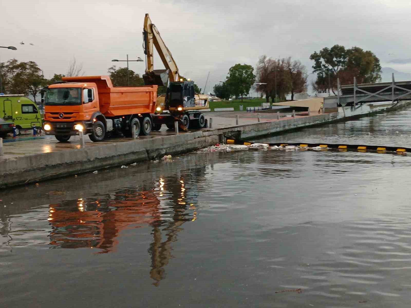 İzmir Büyükşehir ekipleri sağanak nedeniyle seferber oldu
