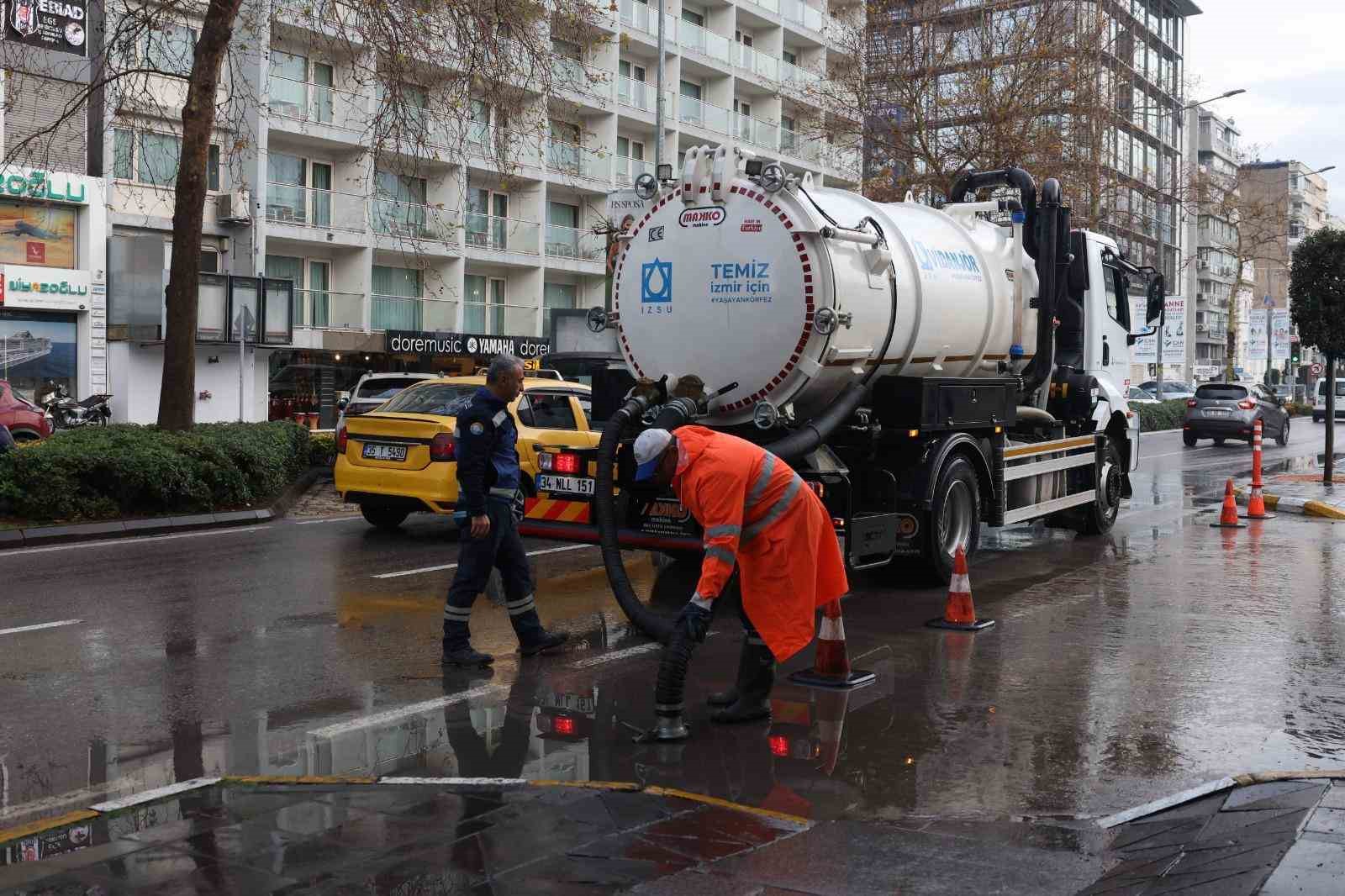 İzmir Büyükşehir ekipleri sağanak nedeniyle seferber oldu
