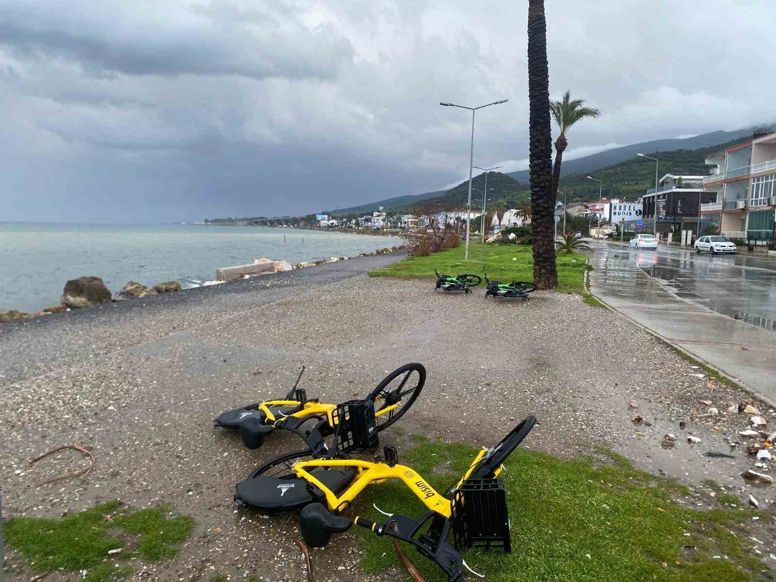 İzmir Büyükşehir ekipleri sağanak nedeniyle seferber oldu

