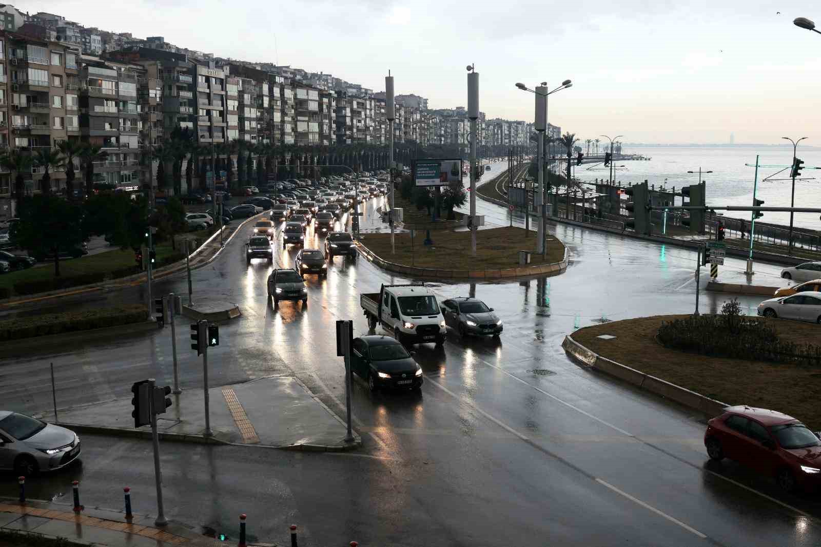 İzmir Büyükşehir ekipleri sağanak nedeniyle seferber oldu
