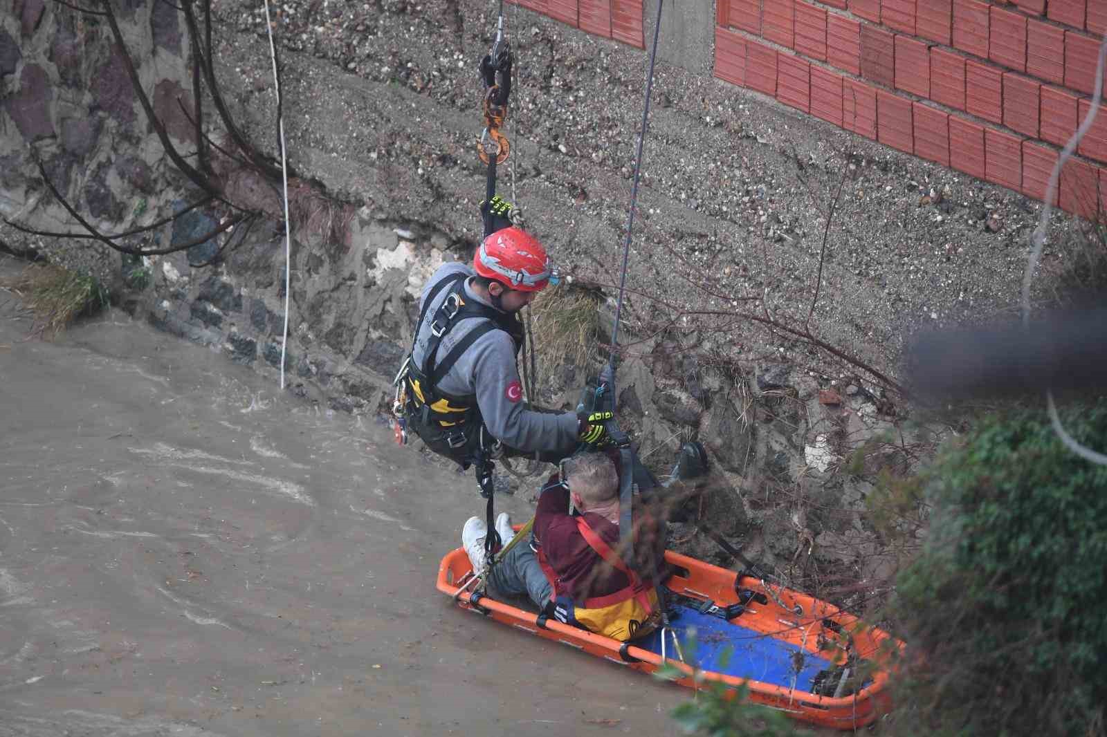 İzmir Büyükşehir ekipleri sağanak nedeniyle seferber oldu
