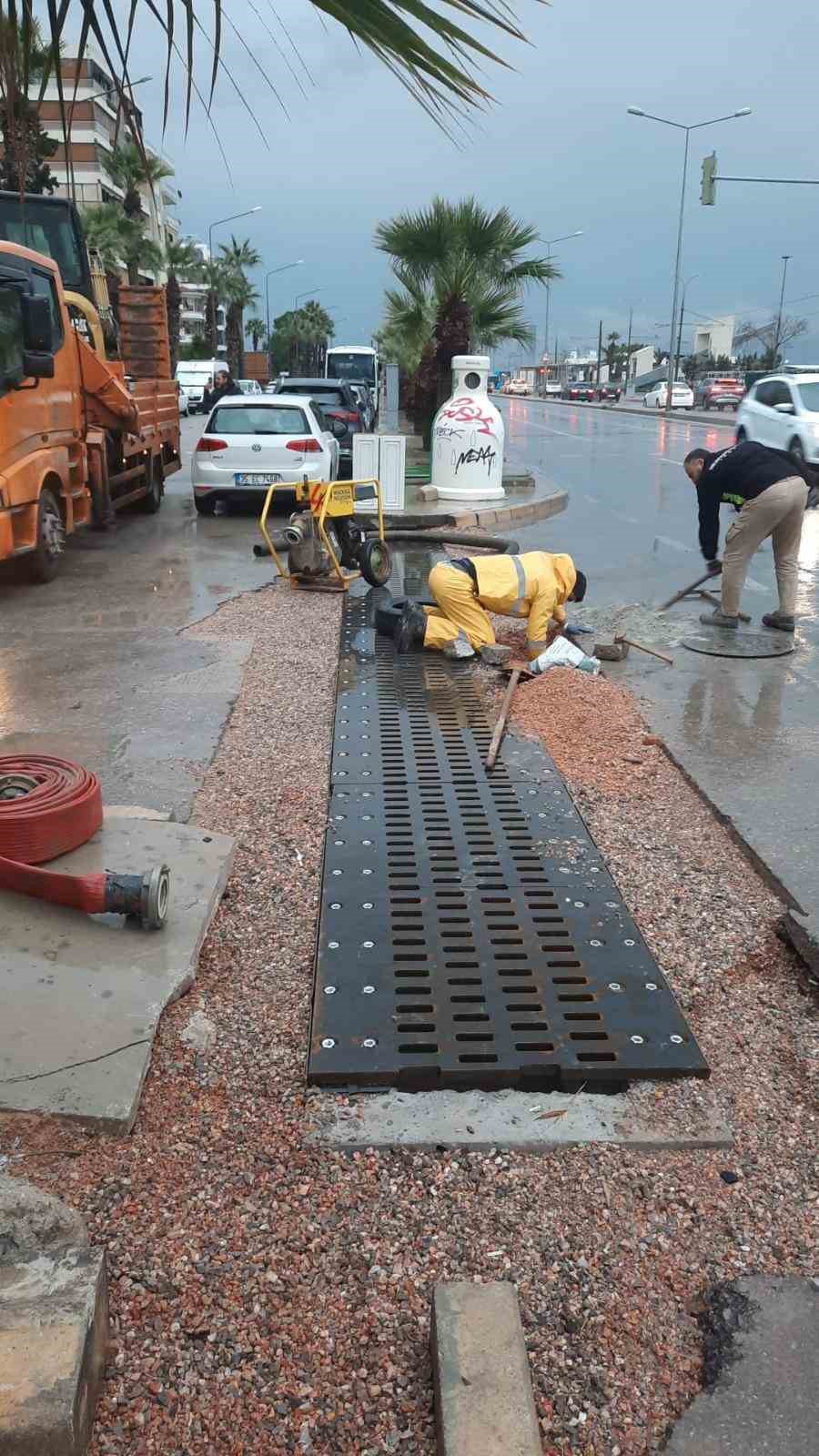 İzmir Büyükşehir ekipleri sağanak nedeniyle seferber oldu
