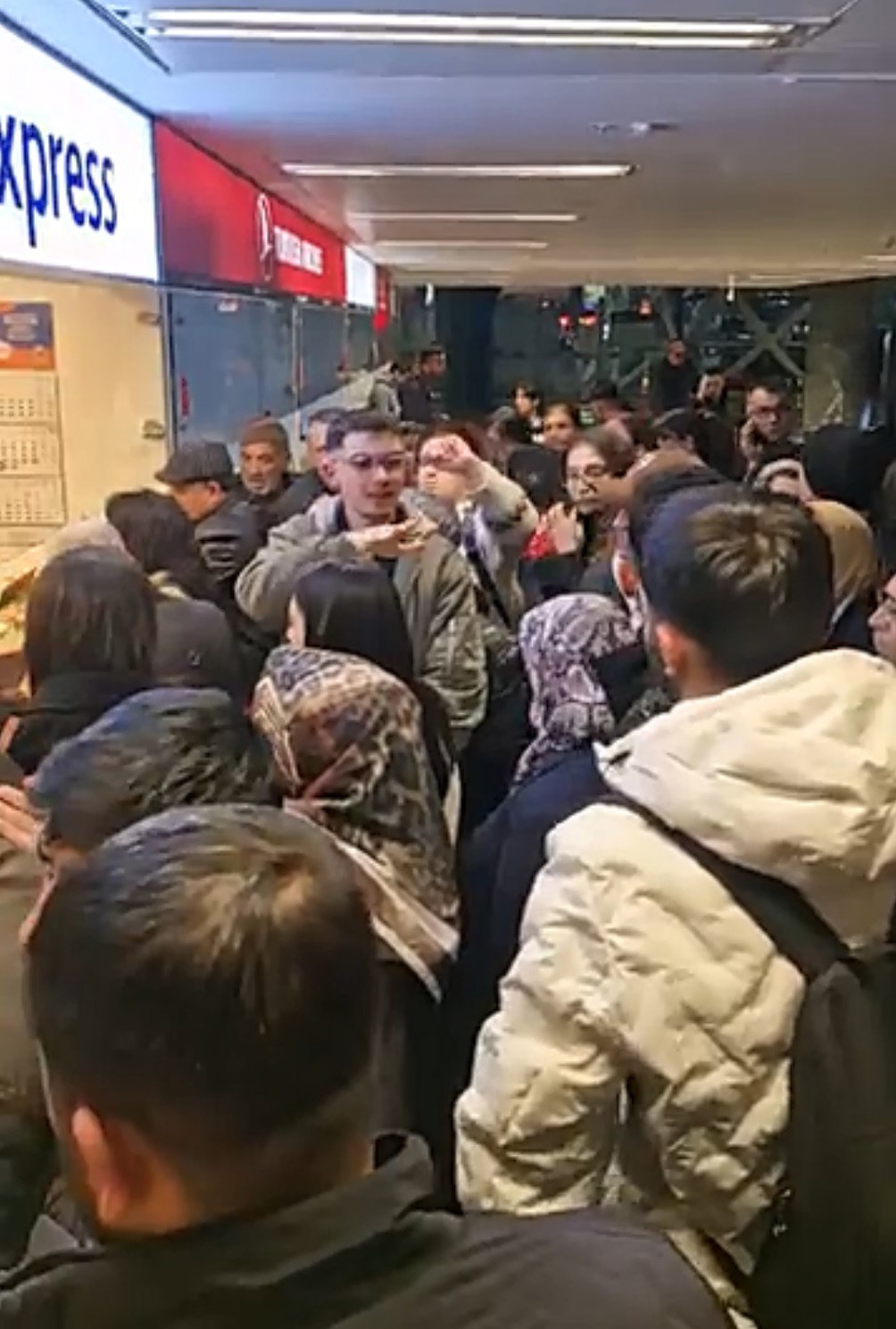 İzmir-Diyarbakır uçuşu 12 saatlik eziyete dönüştü
