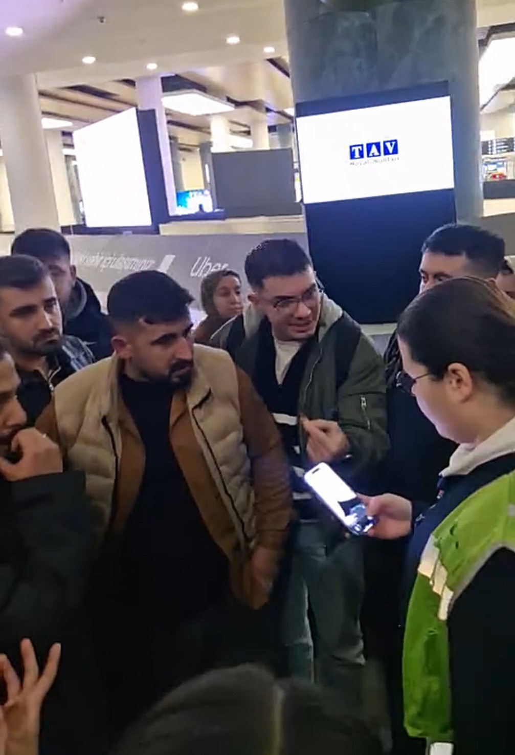 İzmir-Diyarbakır uçuşu 12 saatlik eziyete dönüştü
