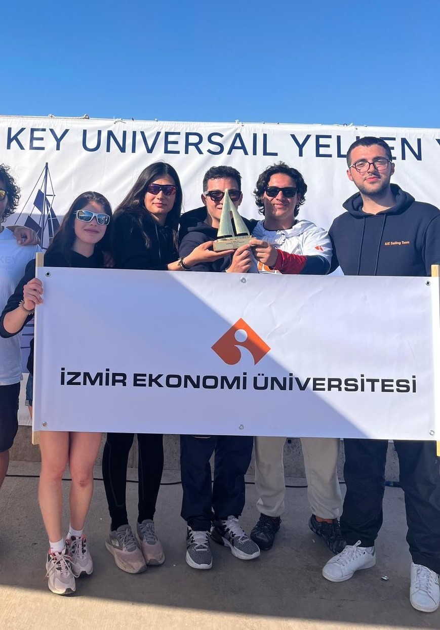 İzmir Ekonomi, denizde ve filede şampiyon
