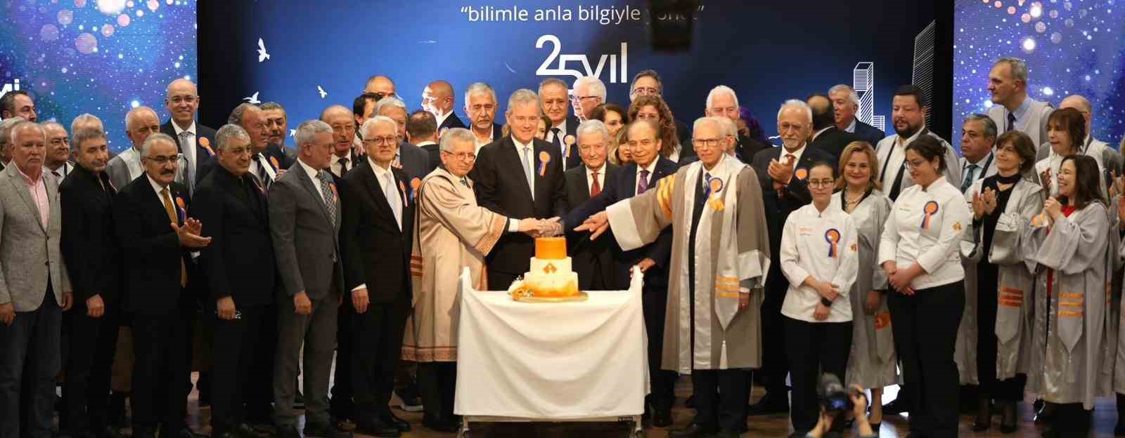 İzmir Ekonomi Üniversitesi’nde 25’inci yıla coşkulu kutlama
