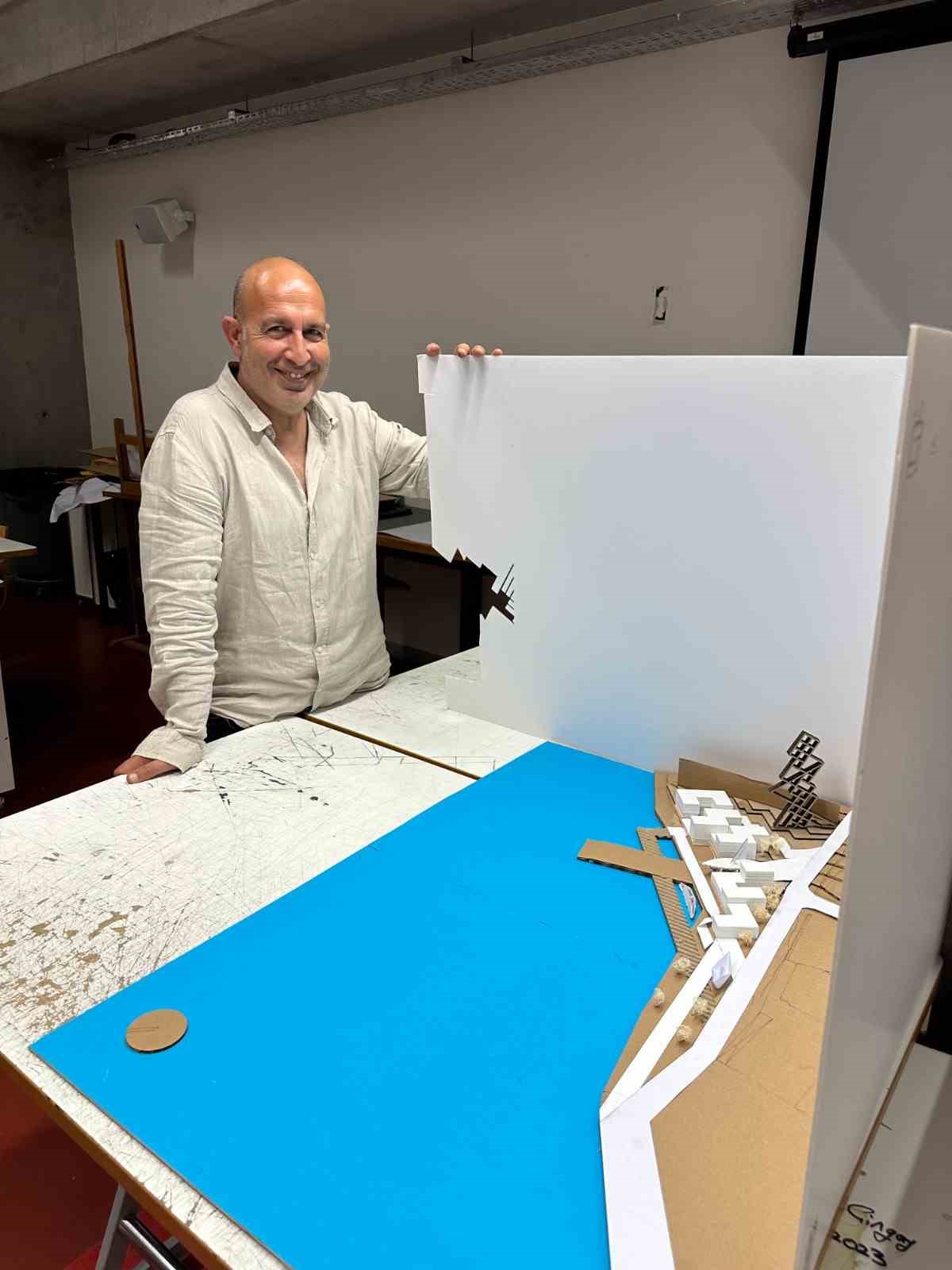 İzmir Ekonomi’nin 49’luk genç mimarı
