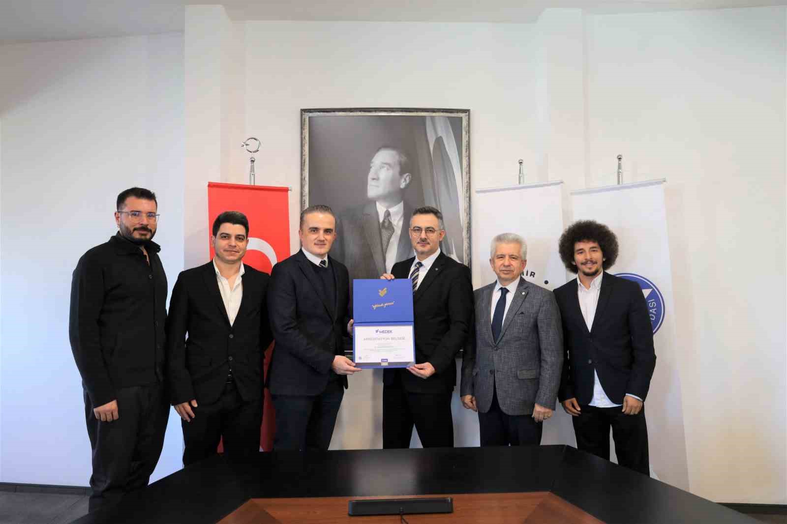 İzmir Ekonomi’nin eğitim kalitesine ‘akreditasyon’ tescili
